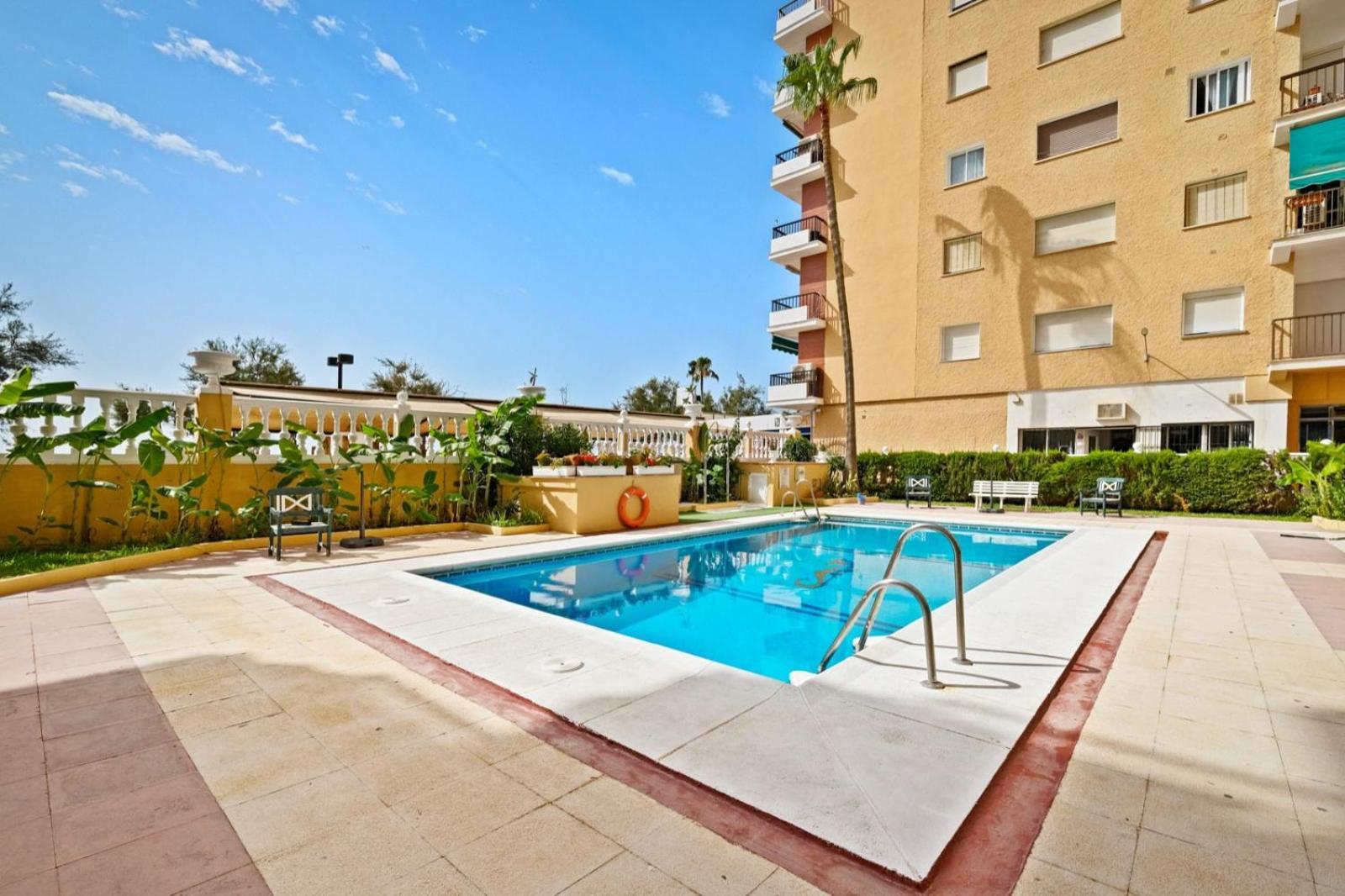 Apartamento Con Piscina En La Primera Linea De Playa De Fuengirola Luaran gambar